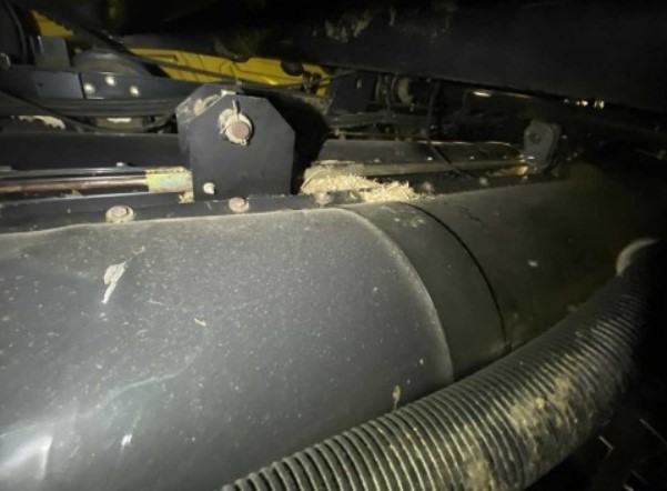 2009 New Holland CR9040 Combine - Image 11