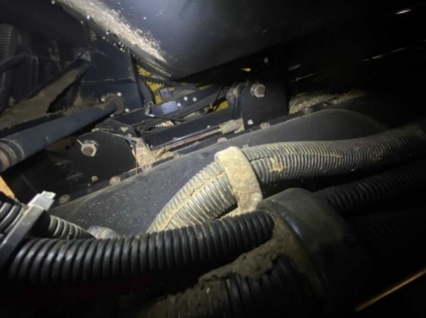 2009 New Holland CR9040 Combine - Image 12