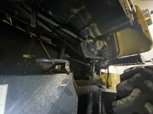 2009 New Holland CR9040 Combine - Image 17