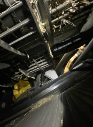 2009 New Holland CR9040 Combine - Image 18