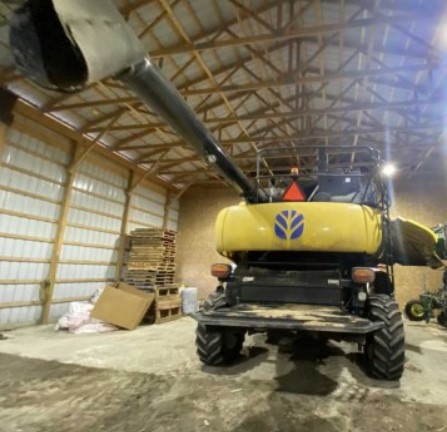 2009 New Holland CR9040 Combine - Image 2