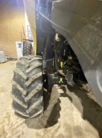 2009 New Holland CR9040 Combine - Image 21