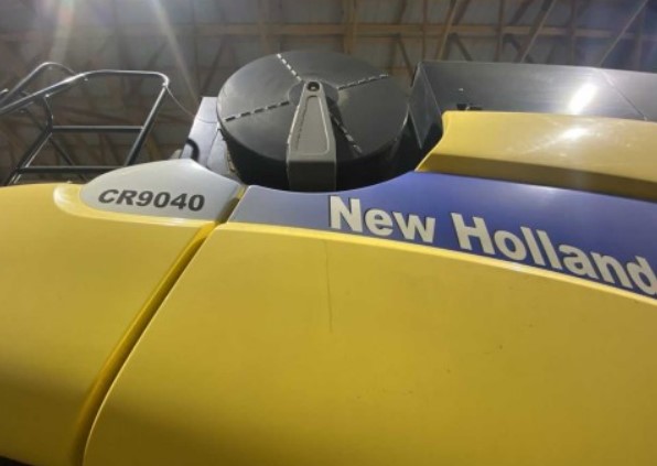 2009 New Holland CR9040 Combine - Image 25