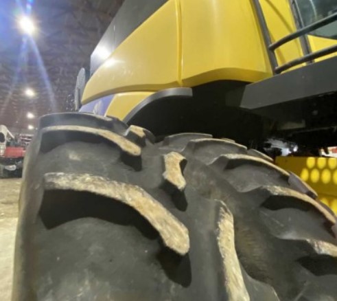 2009 New Holland CR9040 Combine - Image 26