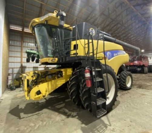 2009 New Holland CR9040 Combine - Image 4