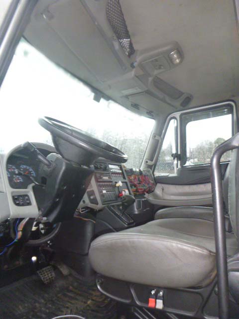 2013 International Durastar 4300 Wrecker - Image 2