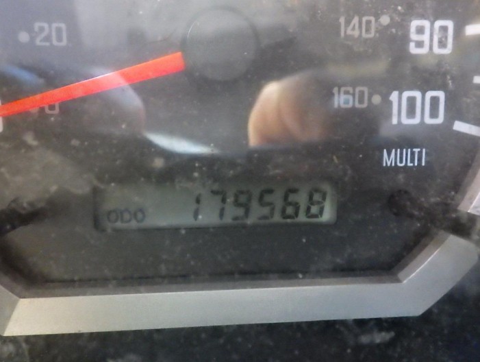 2014 Isuzu NRR Beverage Truck - Image 11