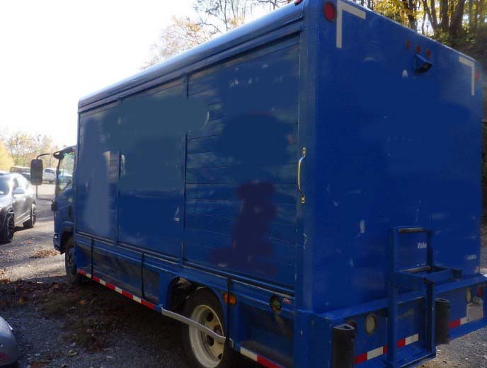 2014 Isuzu NRR Beverage Truck - Image 4