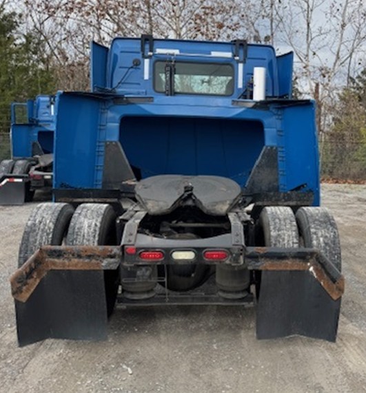 2015 Volvo VNL42T300 - Image 2