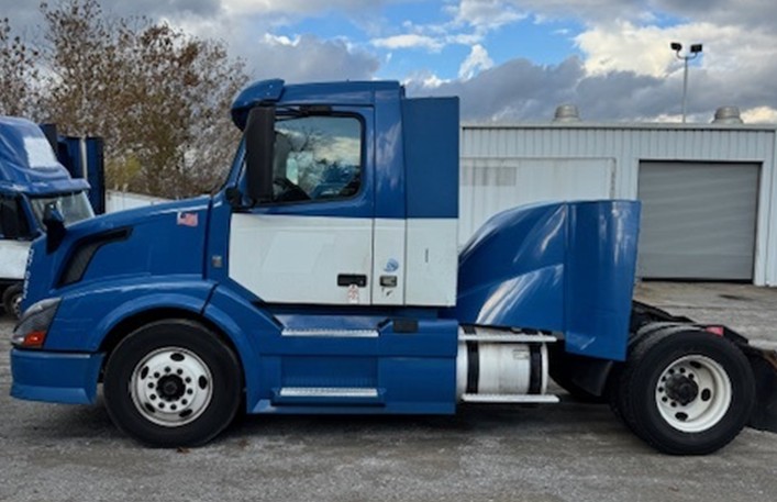 2015 Volvo VNL42T300 - Image 3