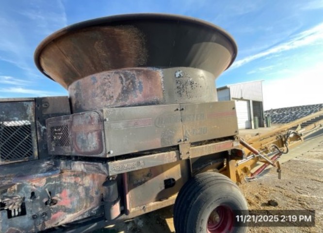 2017 Hay Buster H1130 Tub Grinder - Image 6