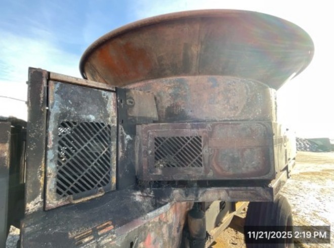 2017 Hay Buster H1130 Tub Grinder - Image 2