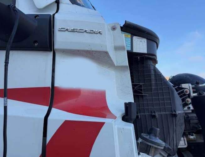 2022 Freightliner Cascadia - Image 6