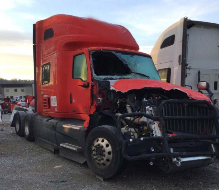 2022 International LT625 - Image 2