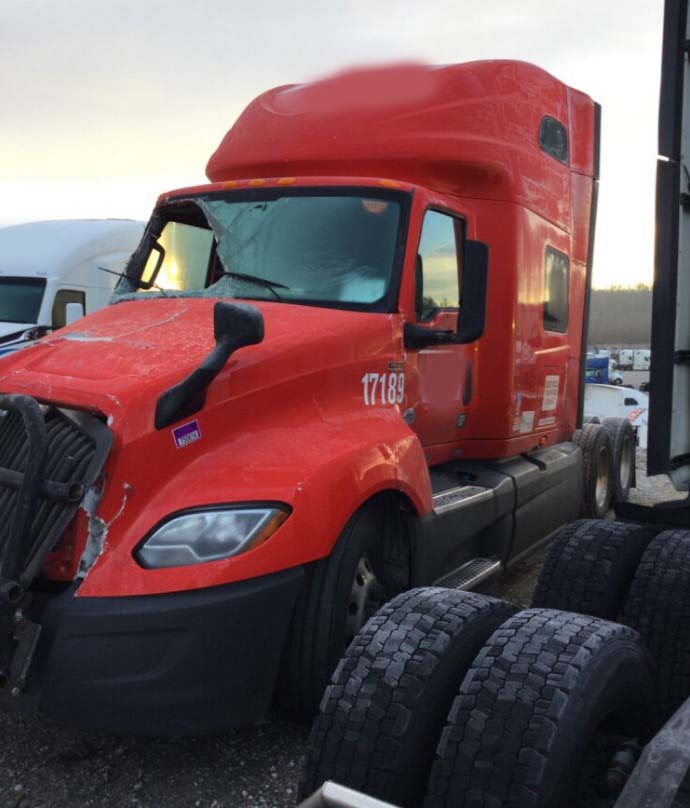 2022 International LT625 - Image 4