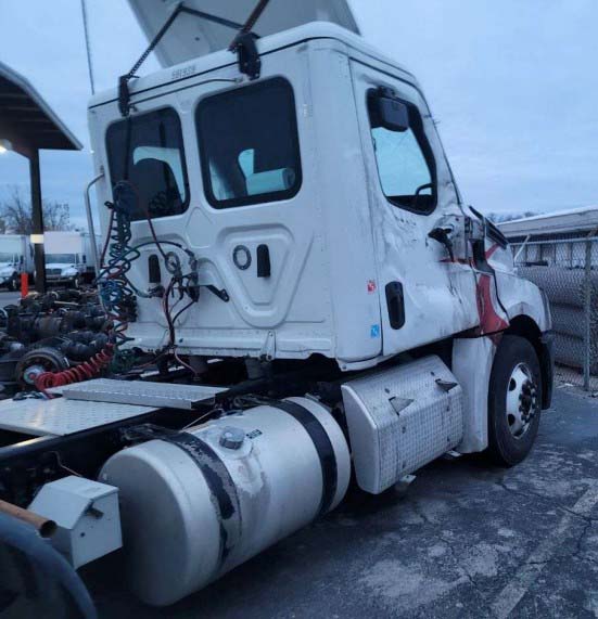2023 Freightliner Cascadia 126 - Image 11