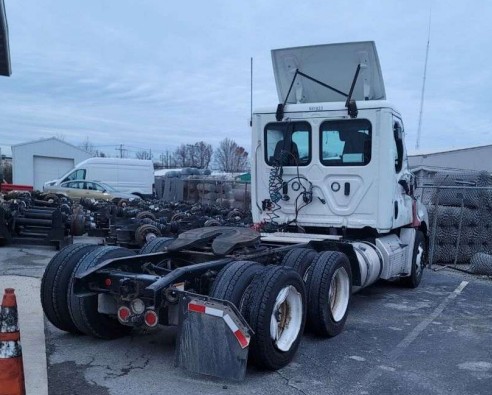 2023 Freightliner Cascadia 126 - Image 12