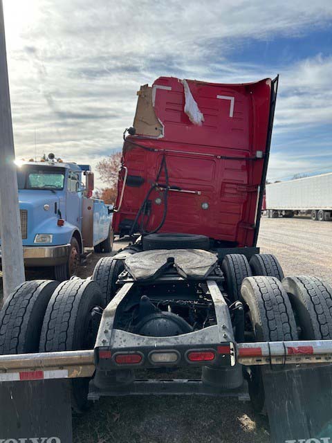 2023 Volvo VNL - Image 8