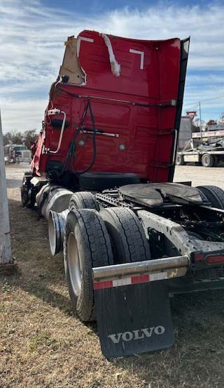 2023 Volvo VNL - Image 9