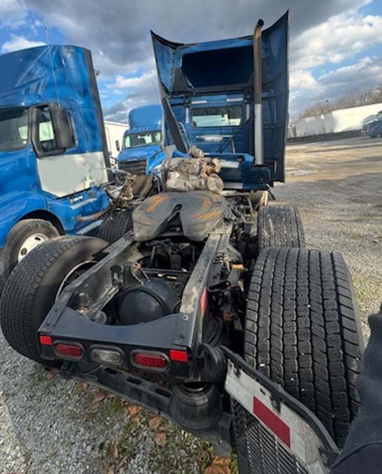 2023 Volvo VNL64T300 - Image 2