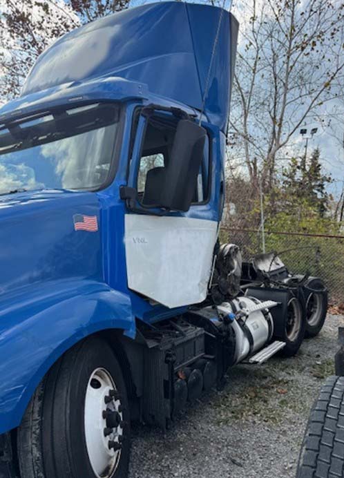 2023 Volvo VNL64T300 - Image 4