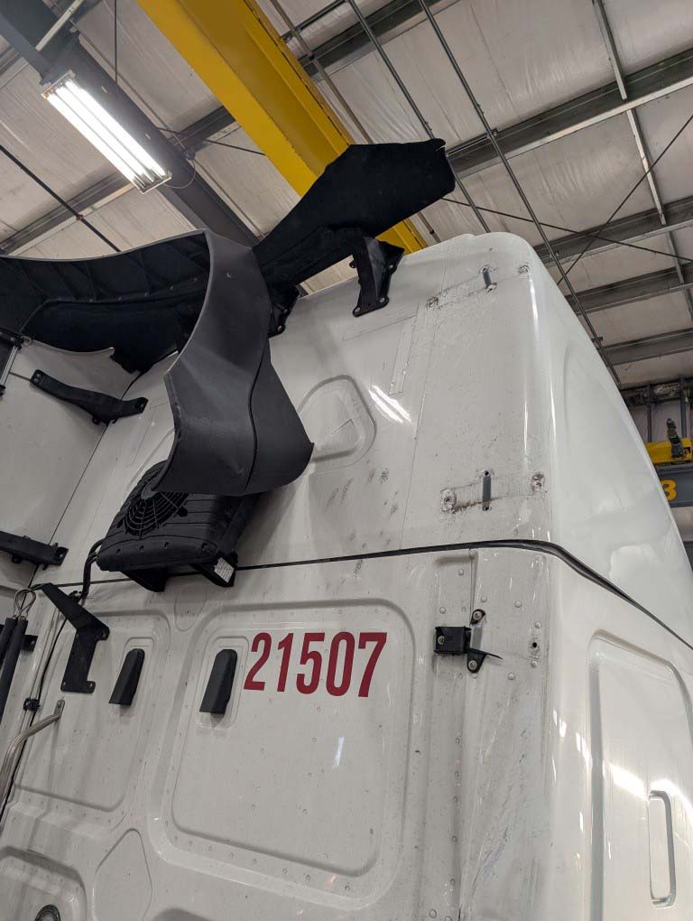 2025 Freightliner Cascadia - Image 3