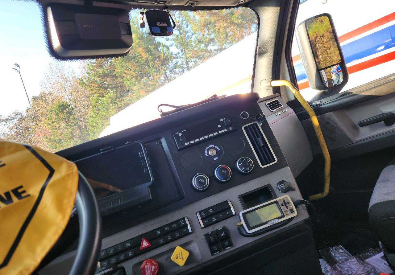 2025 Freightliner Cascadia - Image 32