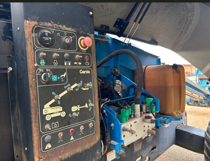 USED 2016 Genie S60X Lift - Image 7