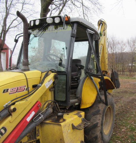 2013 New Holland B95C Backhoe - Image 2