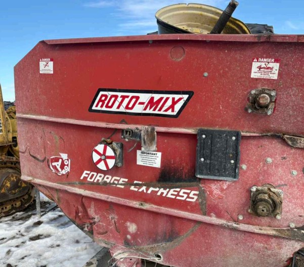 2005 Roto Mix 414-14B Feed Wagon - Image 2