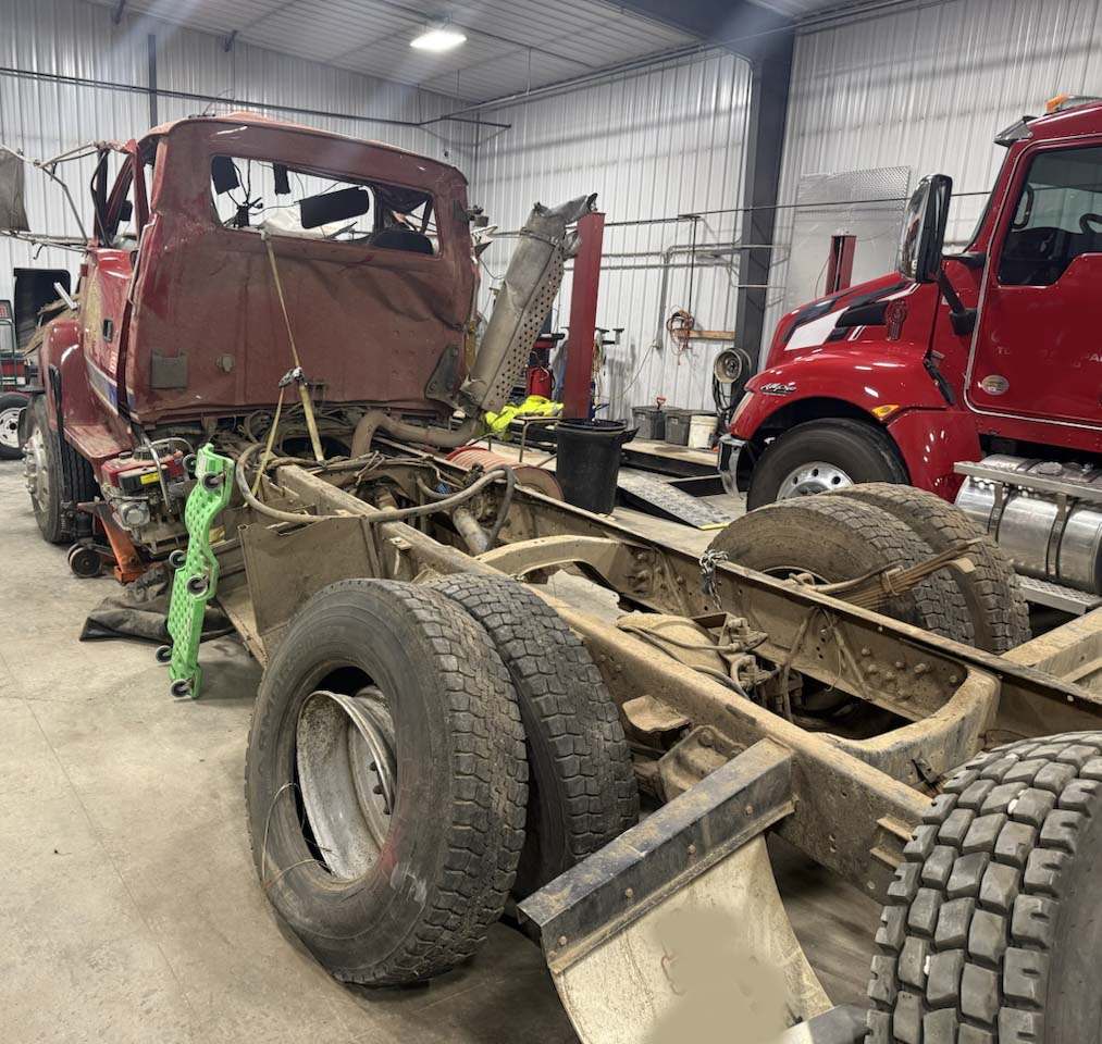 1989 Ford LN8000 Cab and Chassis - Image 5
