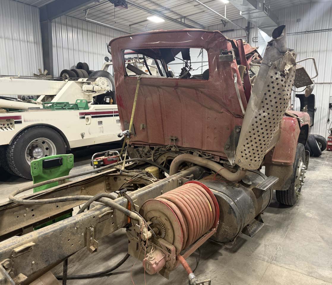 1989 Ford LN8000 Cab and Chassis - Image 2