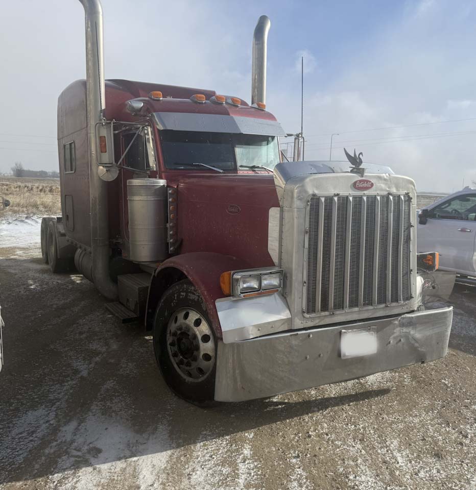 2002 Peterbilt 379 - Image 2