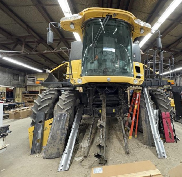 2004 New Holland CR940 Combine