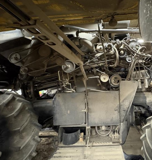 2004 New Holland CR940 Combine - Image 10