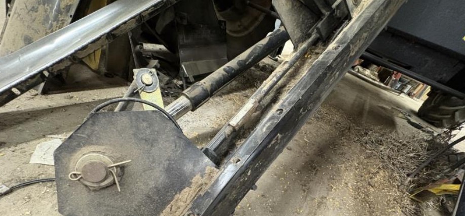 2004 New Holland CR940 Combine - Image 11