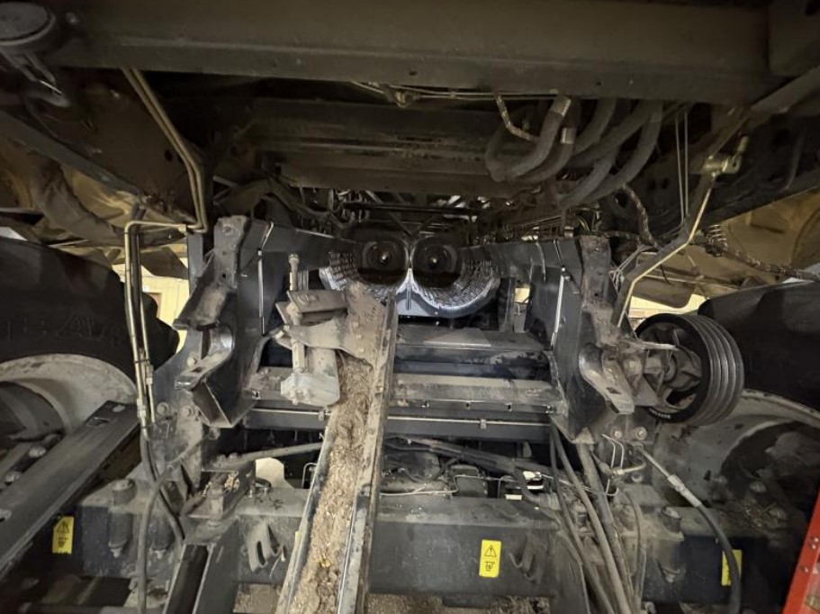 2004 New Holland CR940 Combine - Image 13