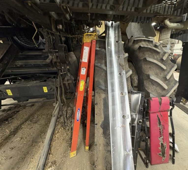 2004 New Holland CR940 Combine - Image 14