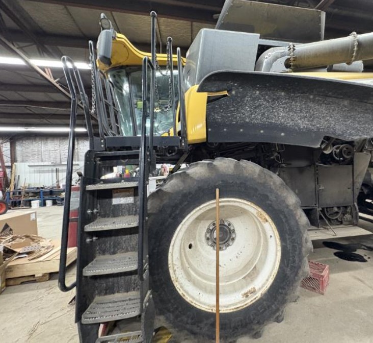 2004 New Holland CR940 Combine - Image 2