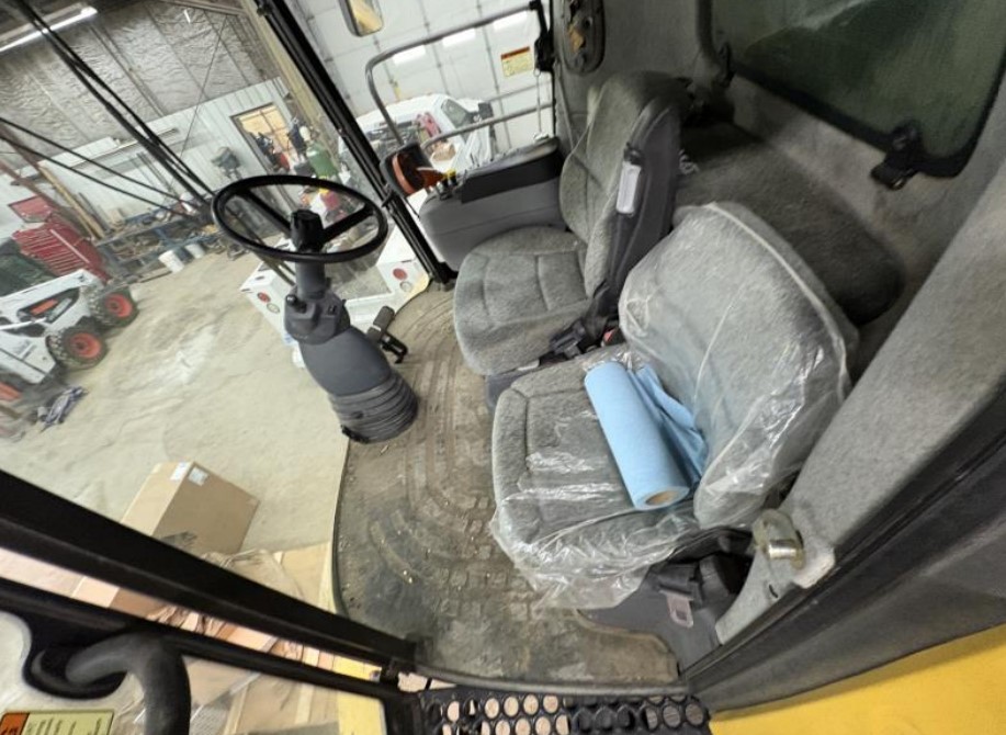 2004 New Holland CR940 Combine - Image 20
