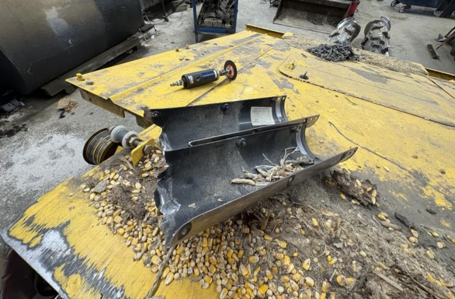 2004 New Holland CR940 Combine - Image 23