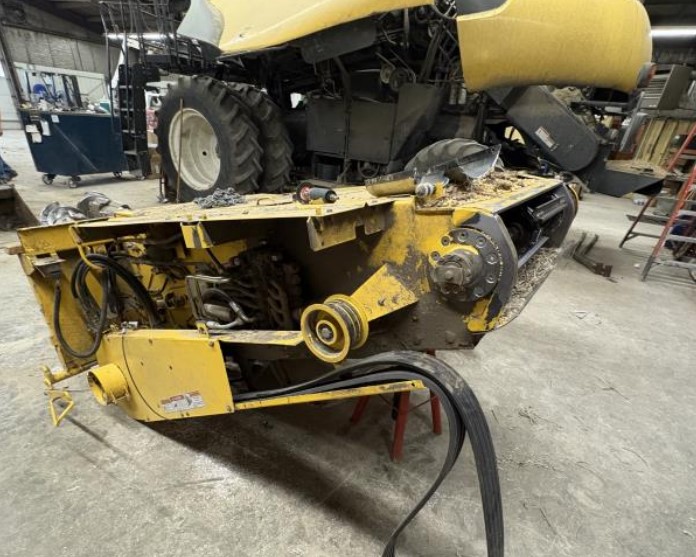 2004 New Holland CR940 Combine - Image 24
