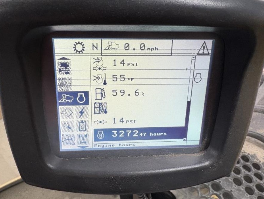 2004 New Holland CR940 Combine - Image 25