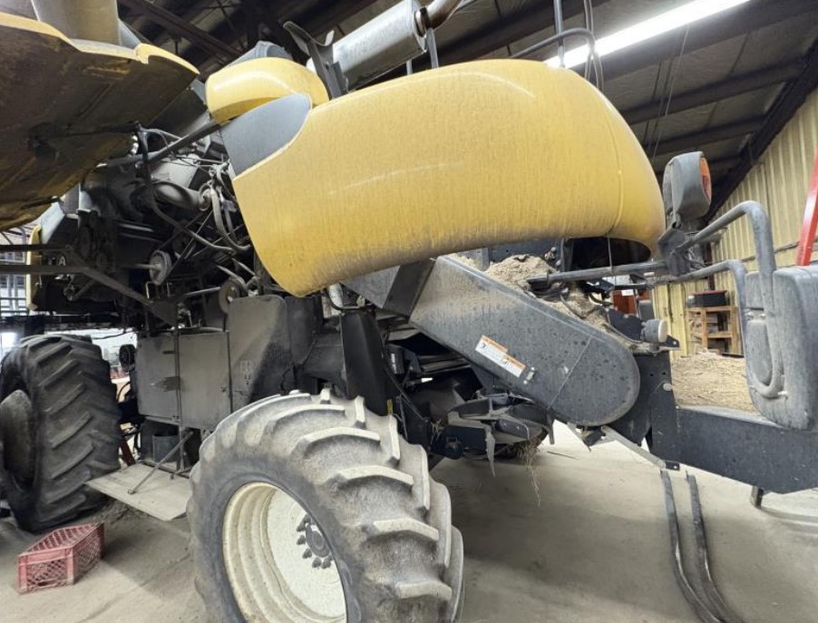 2004 New Holland CR940 Combine - Image 3
