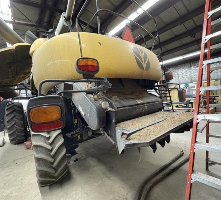 2004 New Holland CR940 Combine - Image 4