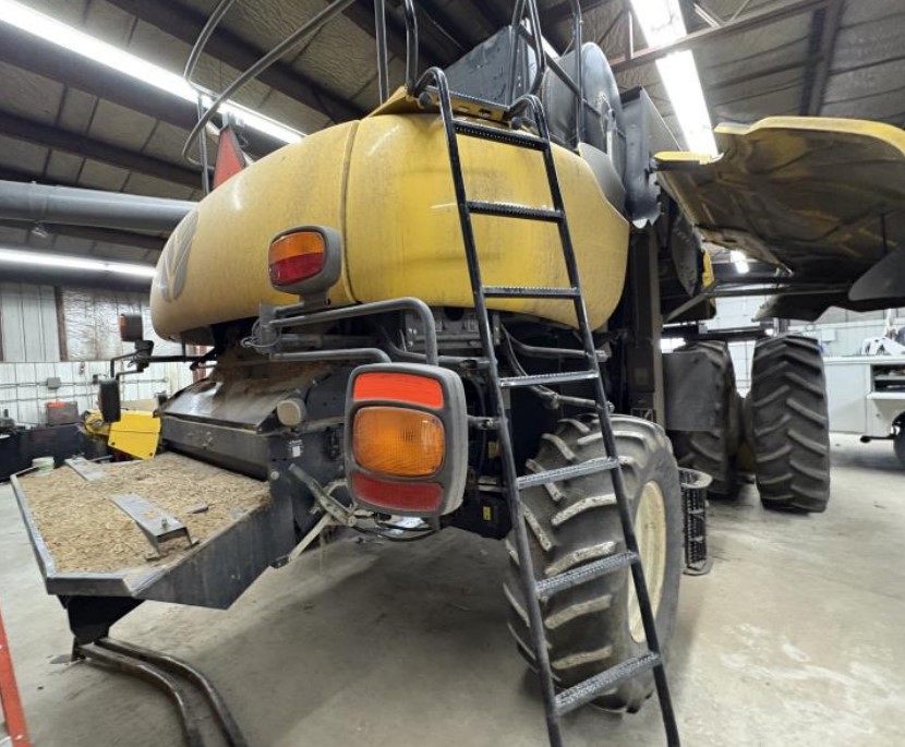 2004 New Holland CR940 Combine - Image 5