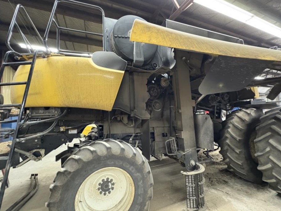 2004 New Holland CR940 Combine - Image 6