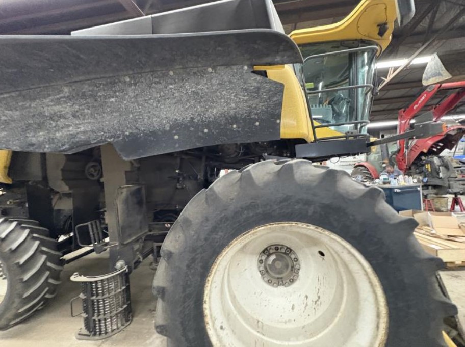 2004 New Holland CR940 Combine - Image 7