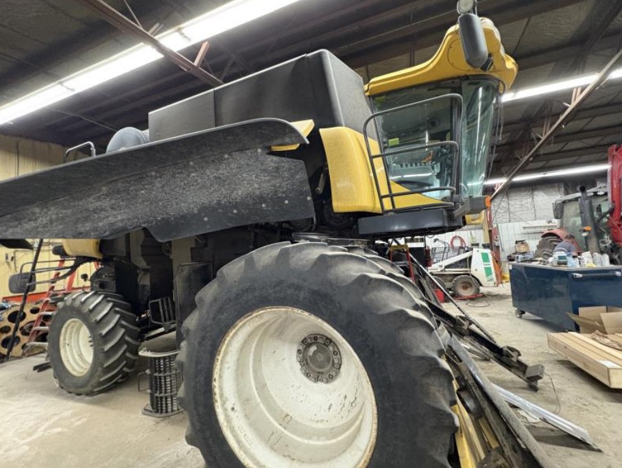 2004 New Holland CR940 Combine - Image 8
