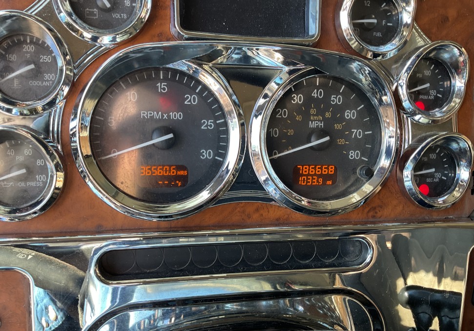 2007 Peterbilt 379 Dump Truck - Image 10